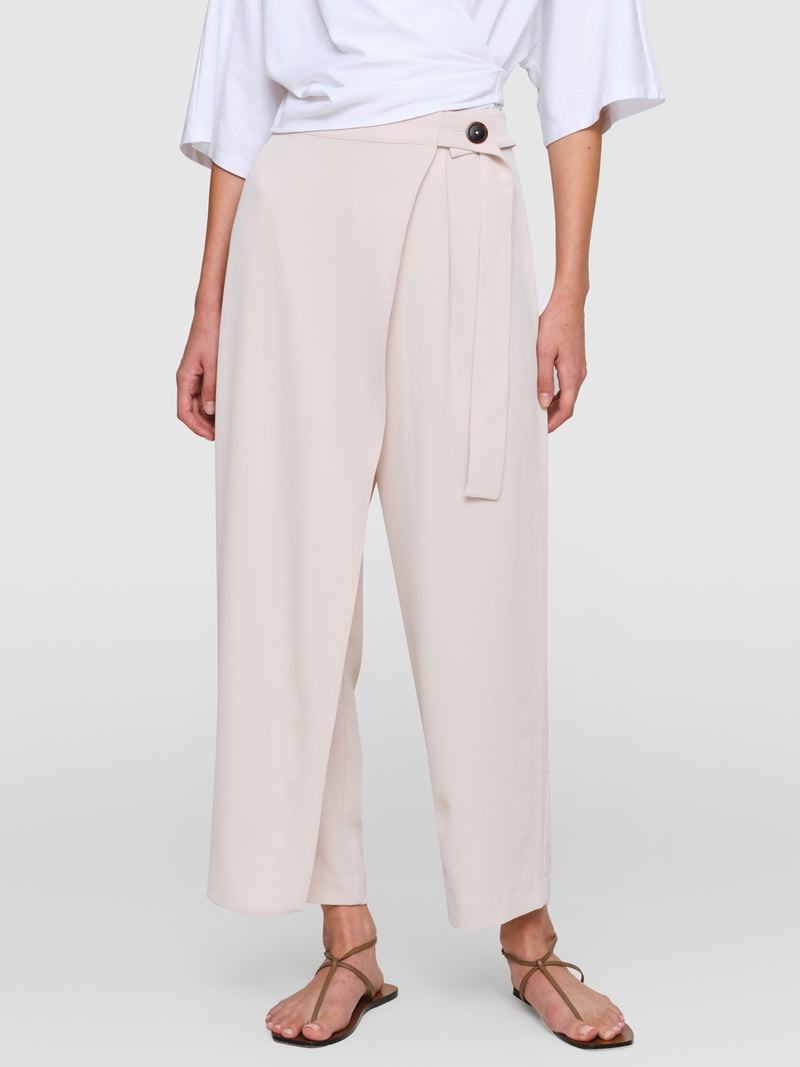 04-FS2025_March_SALE_LP_Women_Feature_Pants